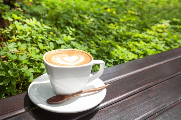 Kubek latte, kawy na drewniane — Zdjęcie stockowe
