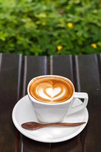 Taza de café con leche en madera —  Fotos de Stock