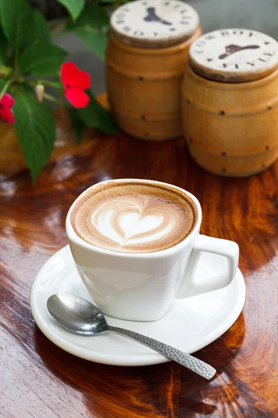 Taza de café con leche en madera —  Fotos de Stock