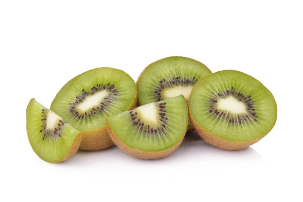 Geschnittene Kiwi-Früchte isoliert auf weißem Hintergrund — Stockfoto