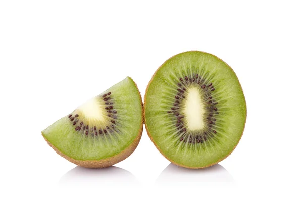 Geschnittene Kiwi-Früchte isoliert auf weißem Hintergrund — Stockfoto