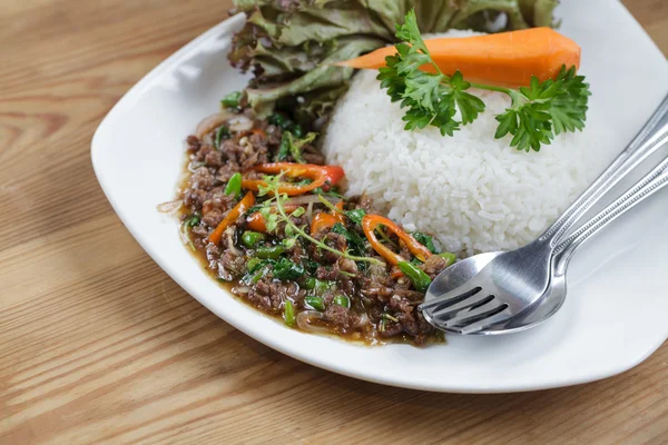 Thai makanan pedas kemangi daging sapi goreng nasi — Stok Foto