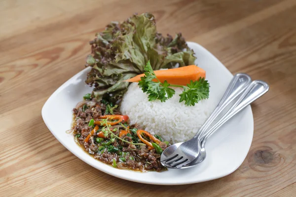 Kryddstark thaimat basilika biff stekt ris — Stockfoto