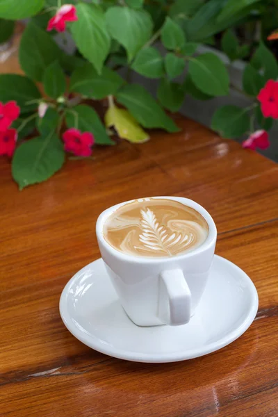 Taza de café con leche en madera —  Fotos de Stock