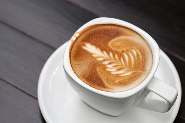 Xícara de café latte em madeira — Fotografia de Stock