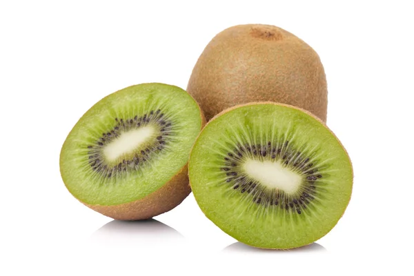 Geschnittene Kiwi-Früchte isoliert auf weißem Hintergrund — Stockfoto