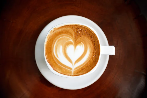 Xícara de café latte em madeira — Fotografia de Stock