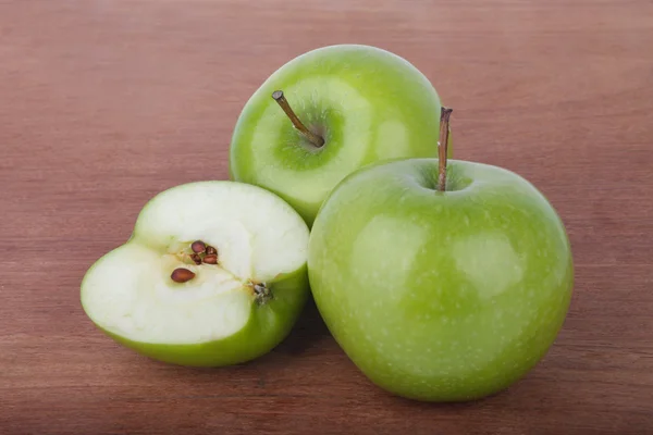 Fresh Green apples on the wooden table — Stock Photo, Image