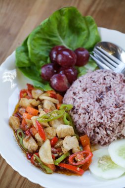 tavuk ve pilav ile sebze ilave edin