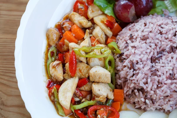 Kyckling och vegetabiliska Woka med ris — Stockfoto