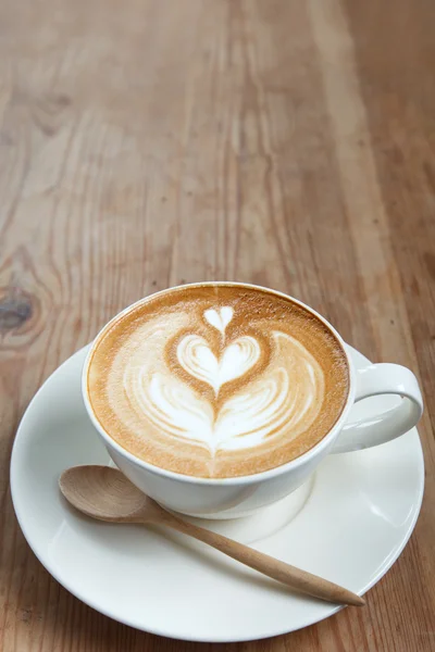 Xícara de café latte em madeira — Fotografia de Stock