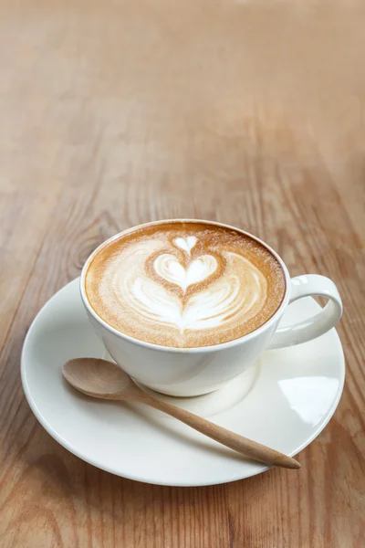 Kuppi latte kahvia puinen — kuvapankkivalokuva