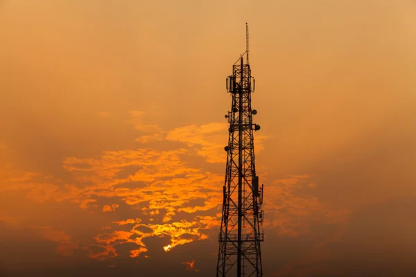 Torre de comunicación durante la puesta del sol — Foto de Stock