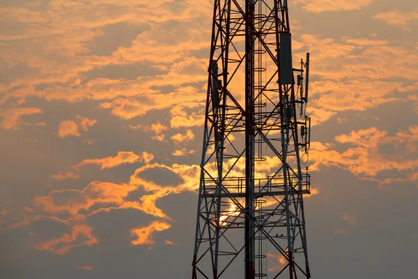 Torre de comunicación durante la puesta del sol — Foto de Stock