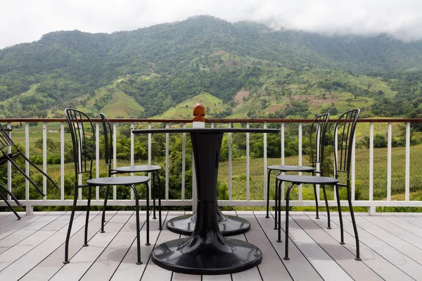 Lounge lindo terraço com vista para a montanha — Fotografia de Stock