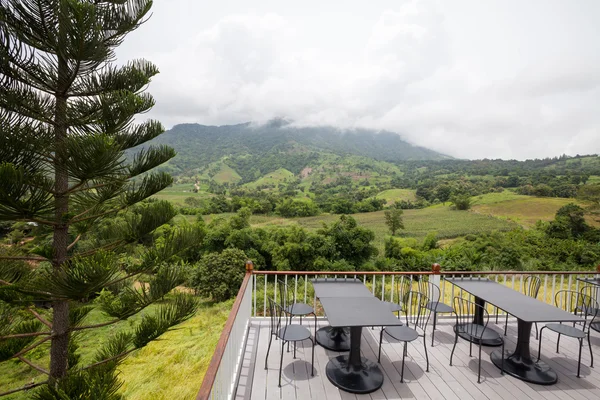 Lounge lindo terraço com vista para a montanha — Fotografia de Stock