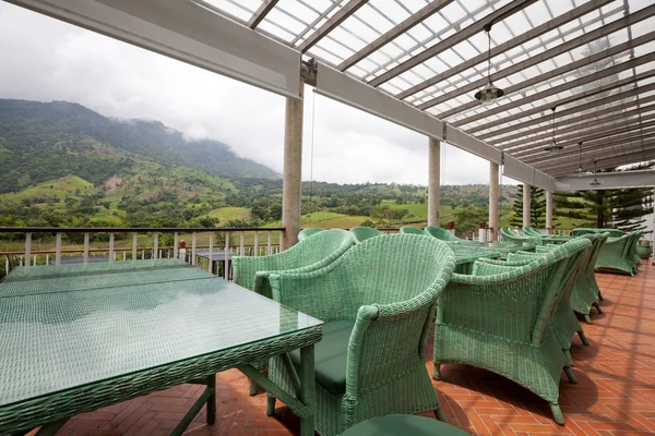 Lounge lindo terraço com vista para a montanha — Fotografia de Stock