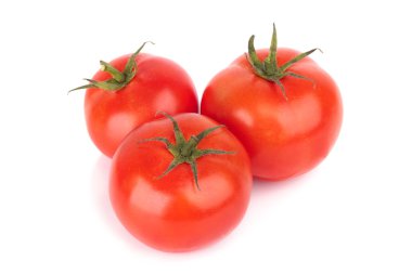 Beyaz arkaplanda izole edilmiş damlaları olan domates