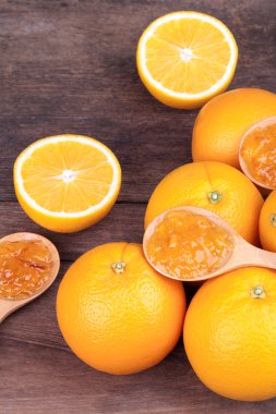 portakal reçeli ile taze turuncu