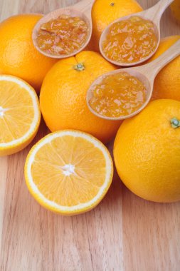 portakal reçeli ile taze turuncu