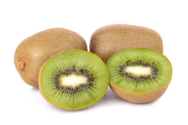 Geschnittene Kiwi-Früchte isoliert auf weißem Hintergrund — Stockfoto