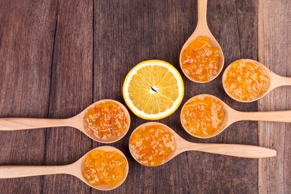 Свежий апельсин с джемом — стоковое фото