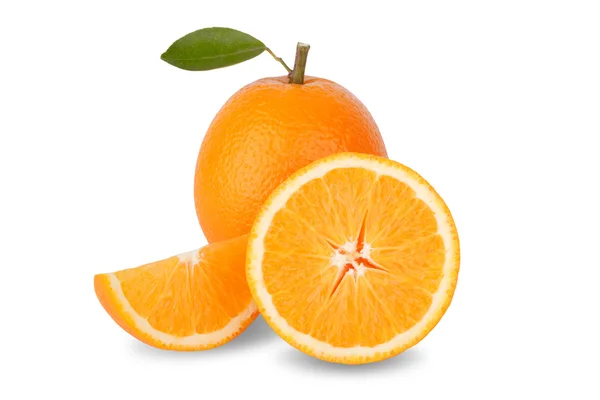 Fatia de laranja fresca isolada no fundo branco — Fotografia de Stock