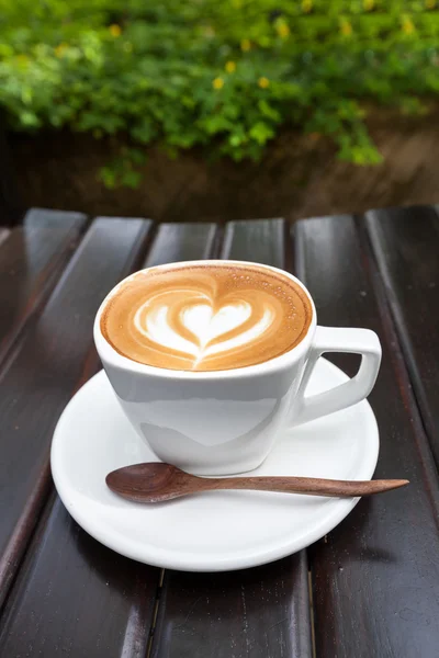 Taza de café con leche en madera — Foto de Stock