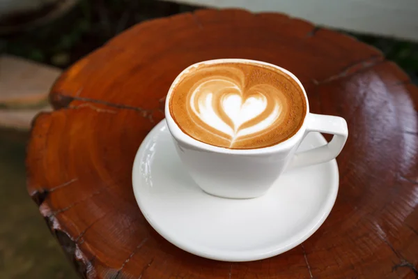 Latte üzerinde ahşap kahve fincan — Stok fotoğraf