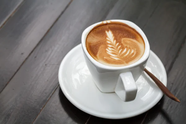 En kopp kaffe latte på trä — Stockfoto