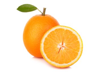 Beyaz arka planda izole edilmiş taze portakal dilimi