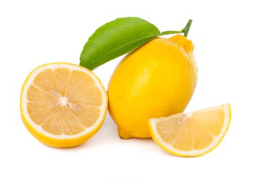 Beyaz arkaplanda taze limon izole edildi