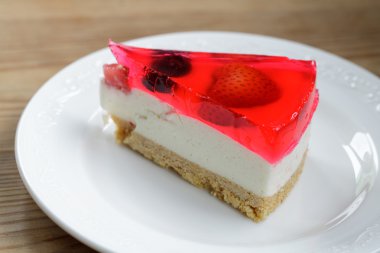 çilek ve böğürtlen peynirli kek