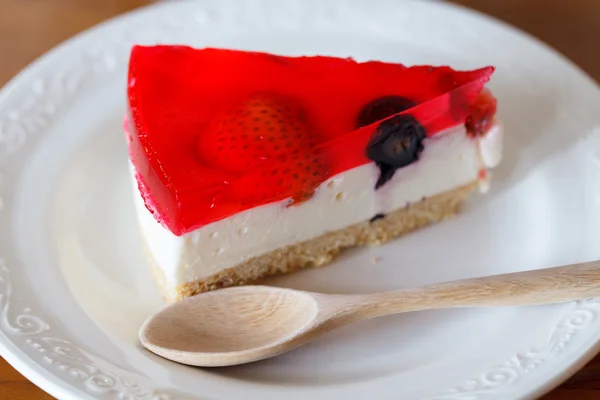 Strawberry and blueberry cheese cake — Stock Photo, Image