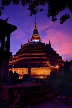 Tayland tapınak Wat Ratchaburana siluet sunse olarak adlandırılır