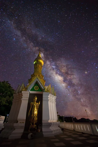 Milky Way with buddha statue — Stock Photo, Image