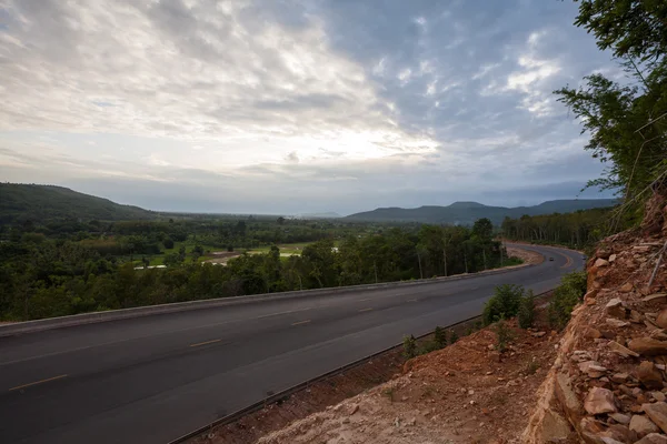 Neue Asphaltstraße am Himmel mit Clound — Stockfoto