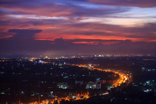 De weg naar stad en violet avondrood. — Stockfoto