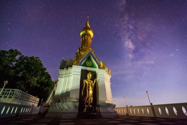 Milky Way at Standing gold Buddha image name is Wat Sra Song Pee — Stock Photo, Image