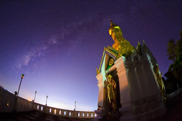 Milky Way at Standing gold Buddha image name is Wat Sra Song Pee — Stock Photo, Image
