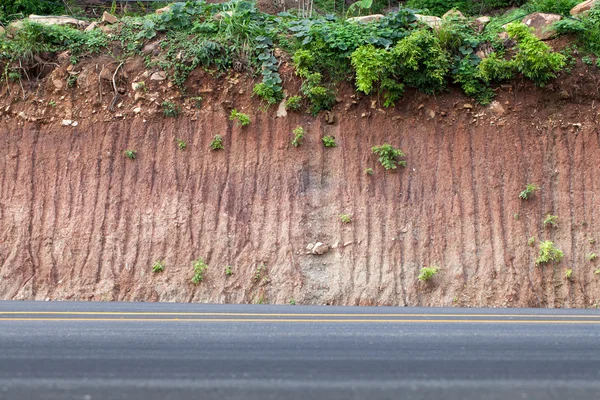 Secção transversal da estrada de asfalto com fundo de rocha . — Fotografia de Stock
