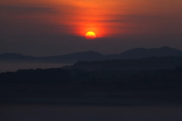 Mglisty wschód słońca w górach — Zdjęcie stockowe