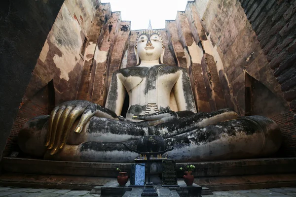 Phra Achana a Wat Si Chum nel parco storico di Sukhothai, Thailandia — Foto Stock