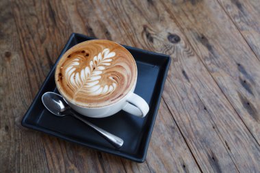 Bir fincan kahve mocha ahşap üzerinde