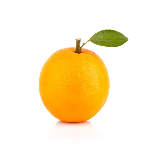 Laranja isolada sobre fundo branco — Fotografia de Stock