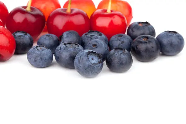 Primer plano Cerezas dulces y arándanos — Foto de Stock