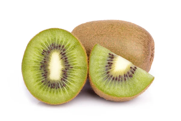 Geschnittene Kiwi-Früchte isoliert auf weißem Hintergrund — Stockfoto