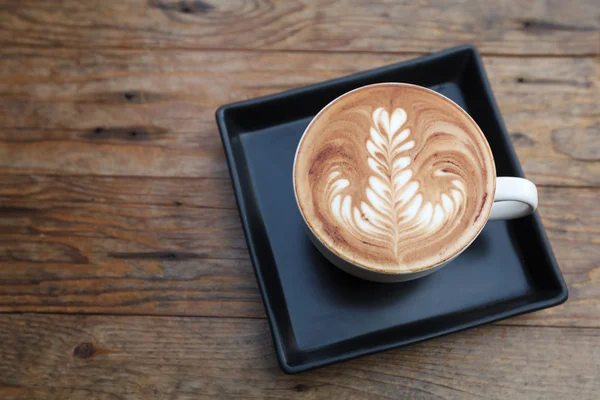 Taza de café moca sobre mesa de madera — Foto de Stock