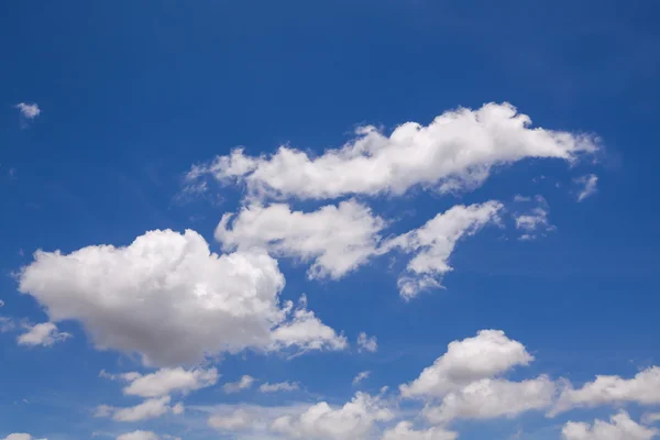 Blå himmel med moln — Stockfoto