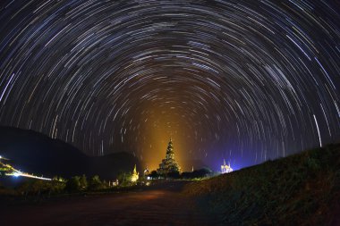 Startails Phasornkaew Tapınağı üzerinde yıldız gecesi, o yer